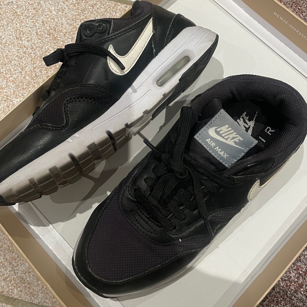 Nike Air Max Black and White Running Shoes - women size 6